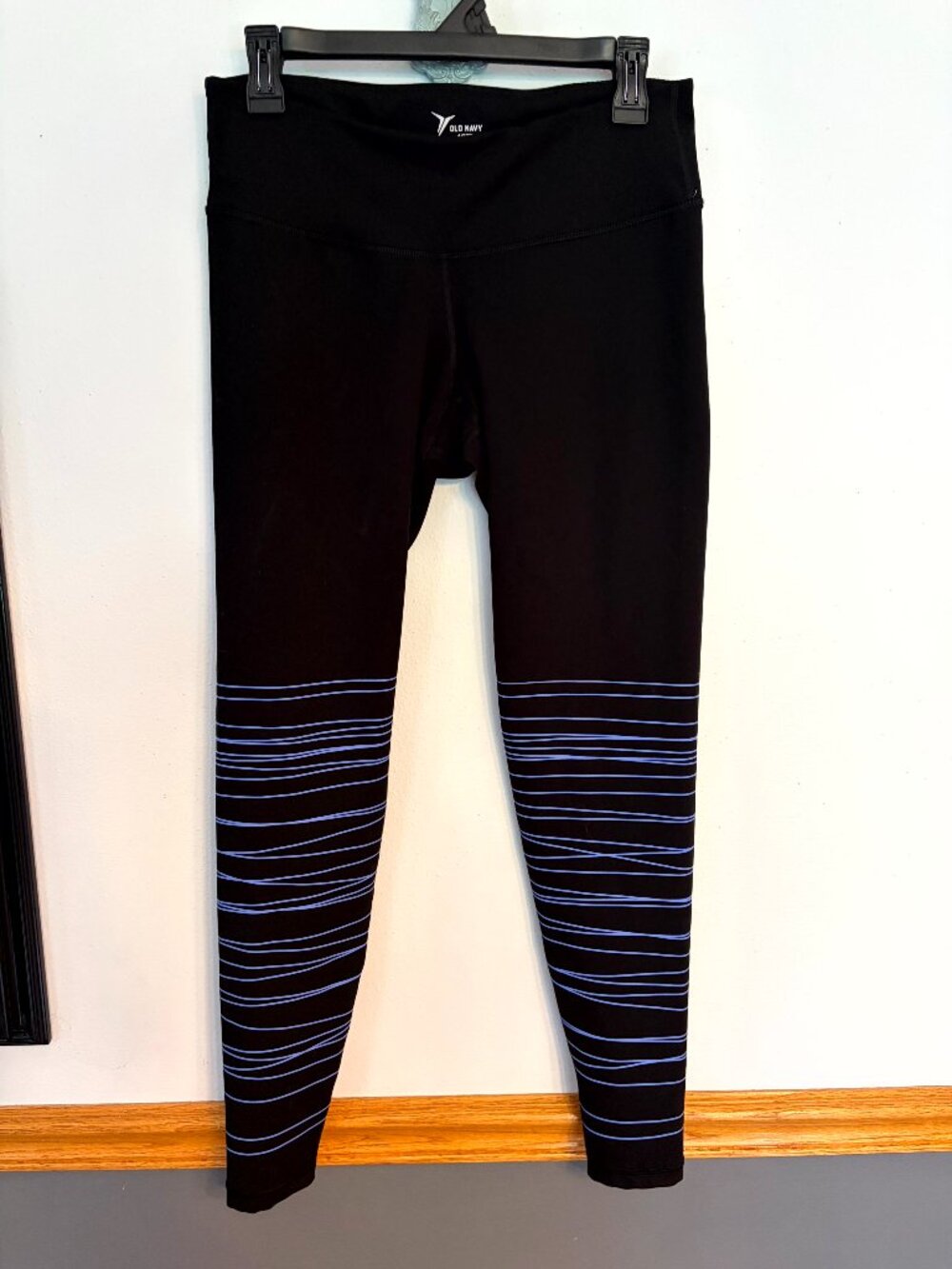 Old Navy Active Go-Dry Leggings Large Black with Blue Stripes